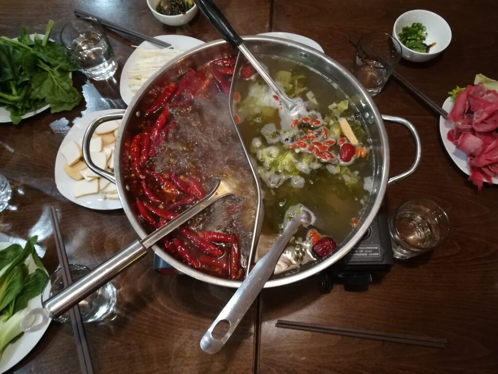 Un cibo tipico in Cina la padella di hot pot con due brodi