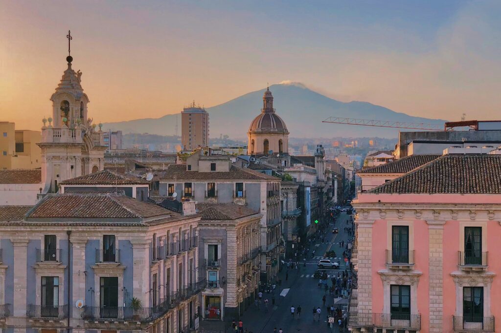 vista città di Catania Etna in fondo