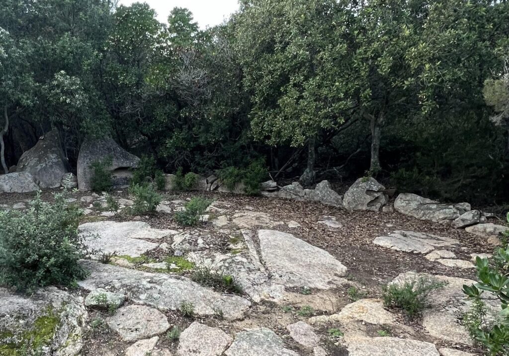 immagine di resti nuragici che si incontrano nel sentiero trekking presso la zona Romazzino. 
