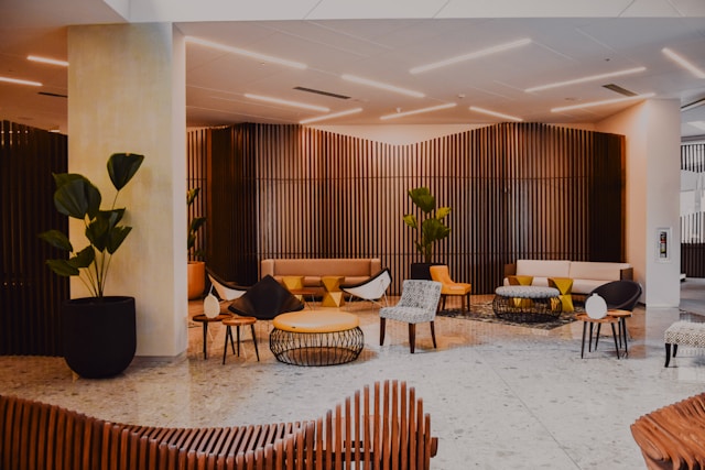 Hall di un hotel che offre un'ampia work station che gli ospiti possono utilizzare per lavorare in vacanza.
