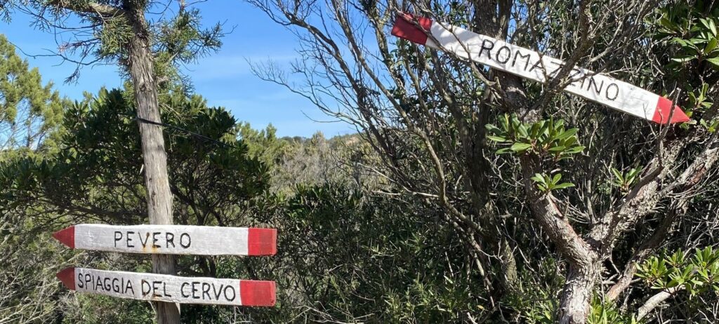 Fotografia delle indicazioni presenti nel Pevero Health Trail in Costa Smeralda, Sardegna. Sentiero Trekking vista mare. 
