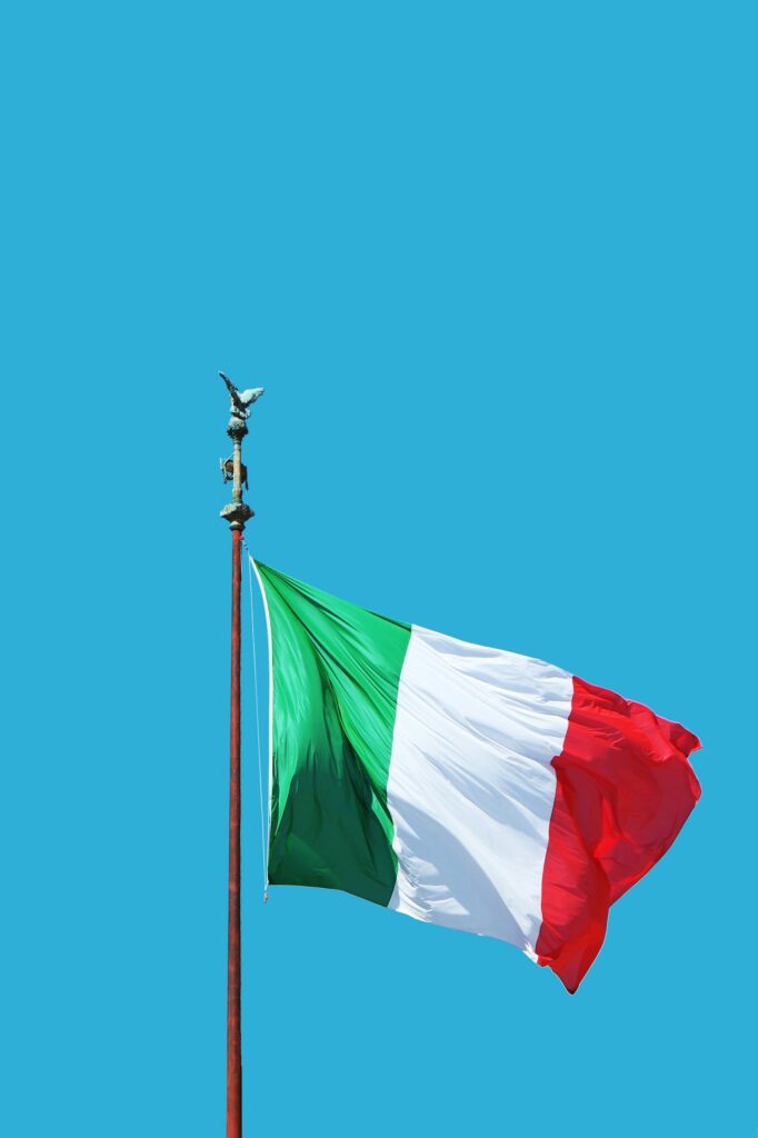 bandiera italiana che svolazza