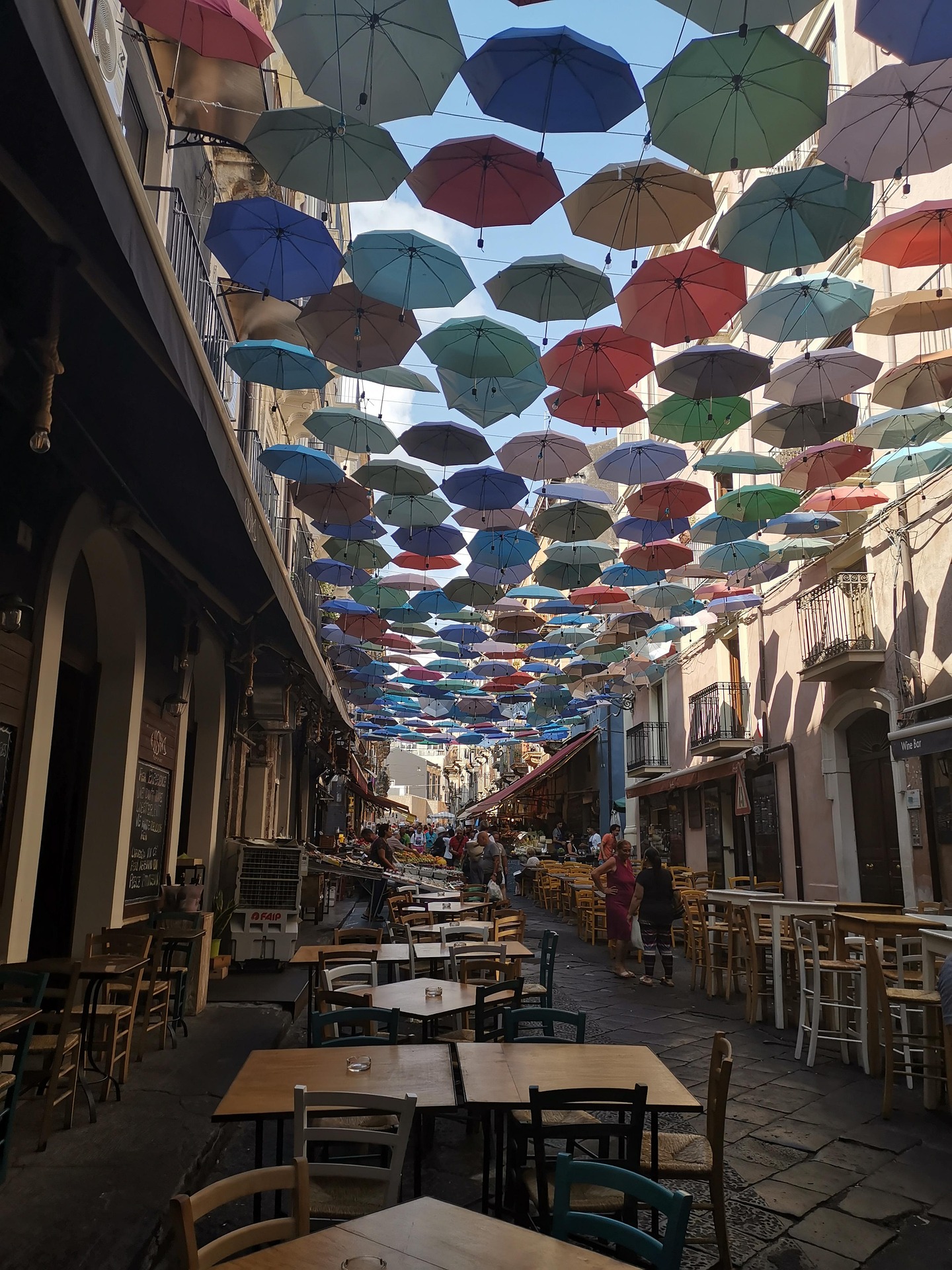 strada colorata di Catania con locali, bar e ristoranti 