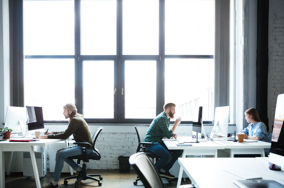 personale in ufficio, postazioni con sedute comode e ergonomiche