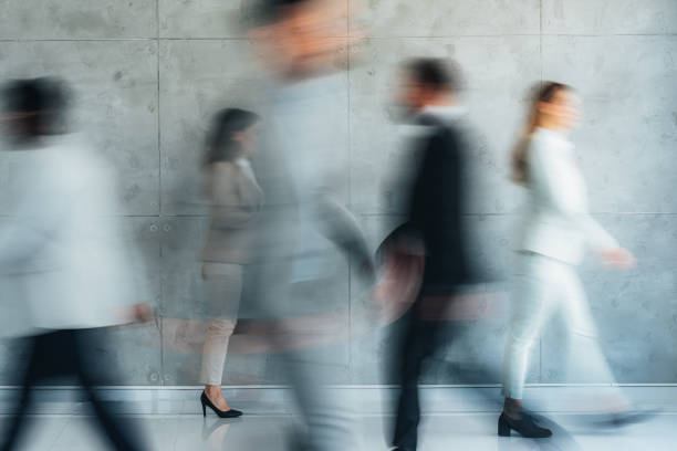 Processo di lavoro in ufficio, uomini d'affari che lavorano, camminano e parlano, tutto sfocato per trasmettere la freneticità